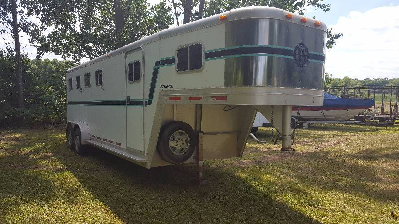 lot 8 image: 1995 Exxiss Extreme Aluminum 29ft. Dual Axle 4-Wheel 5th Wheel Horse Trailer