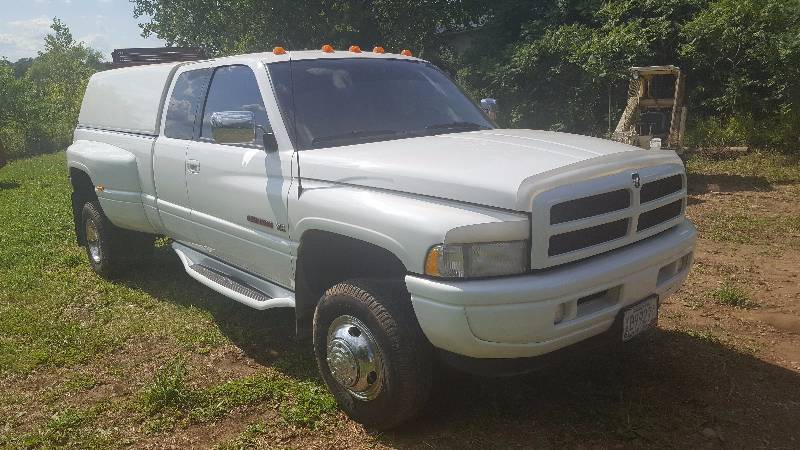 lot 3 image: 1997 Dodge RAM 3500 2-Door Club Cab Rear Dual Wheel Pickup w Bed Topper & Liner