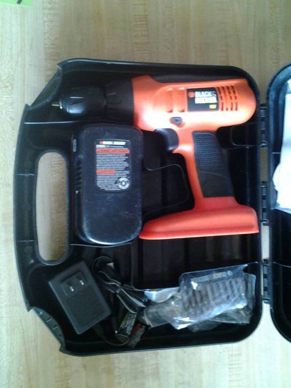 lot 15 image: Black & Decker 18 Volt Cordless Drill With Battery & Charger