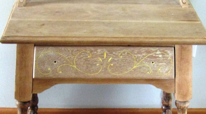 lot 12 image: Vintage Wood End Table  Side Table  Extra Seat