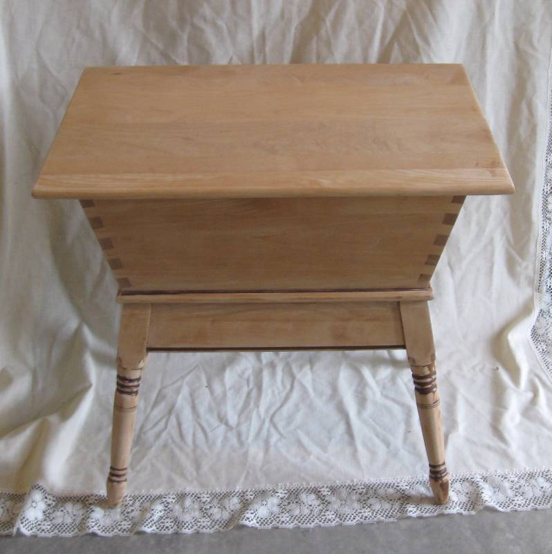 lot 11 image: Vintage, Solid Maple, Lift Top, Dough Box or End Table with Storage
