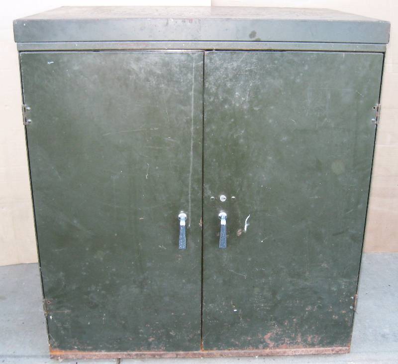 lot 88 image: Large Metal Cabinet