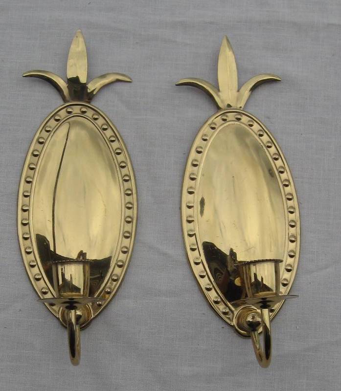 lot 98 image: Brass & Brass Toned Candle Holders & Shelf
