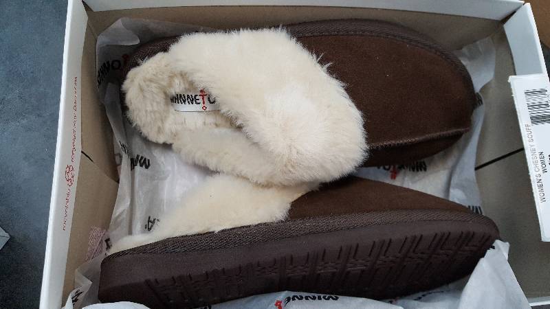 Womens Minnetonka Chesney Chocolate Slipper  Slippers - 8
