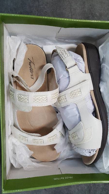 Womens Trotters Kip Sling Back Off White Sandal  Sandals - 8.5