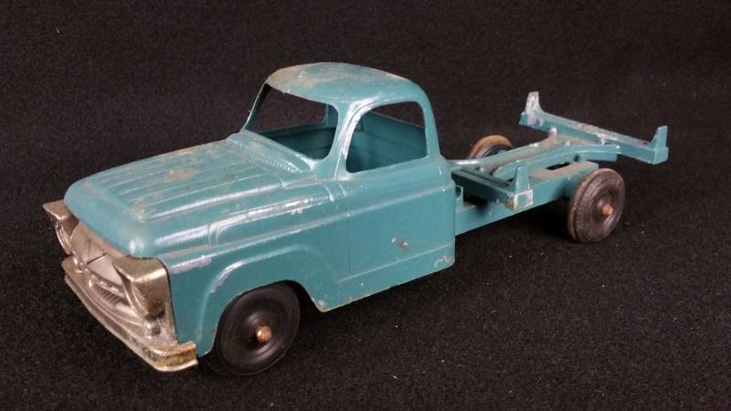 lot 37 image: 50s Metal Chevy Truck
