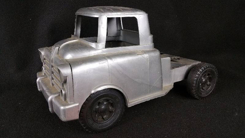 lot 51 image: Large Ideal Brand Plastic Truck