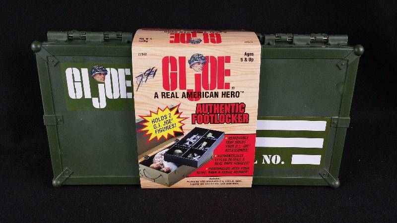 lot 67 image: 1996 GI Joe 12 Figure Case - New