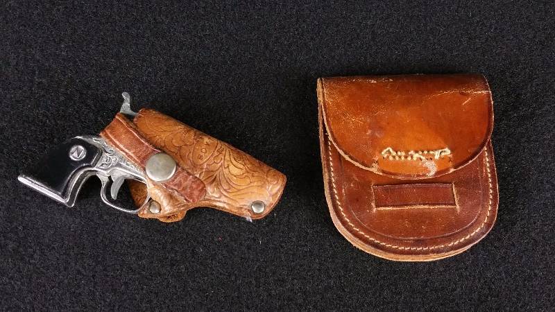 lot 69 image: 1957-1960 Nichols Paint Miniature Cap Gun  Coin Purse