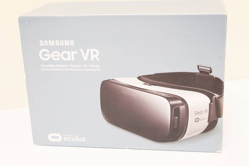 lot 14 image: Virtual Reality Viewer Samsung VR