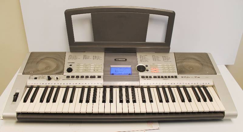 lot 15 image: YAMAHA Keyboard
