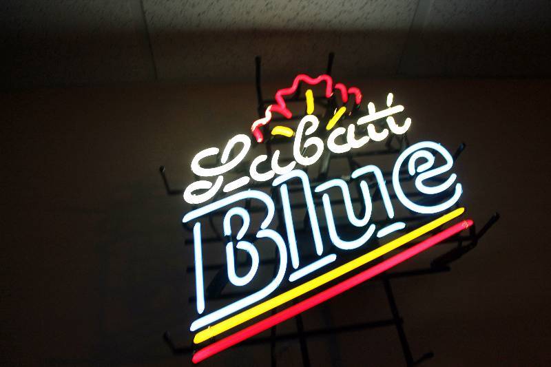 lot 19 image: Labatt Blue Neon Sign