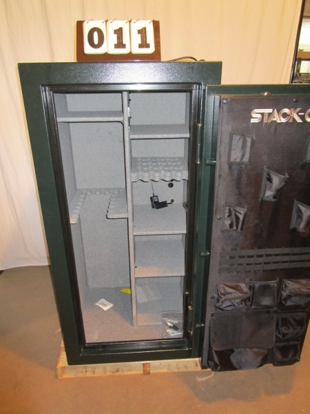 lot 11 image: Stack-On Elite 40 Gun Safe