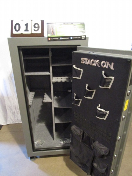 lot 19 image: Stack-On Total Defense 40 Gun Safe