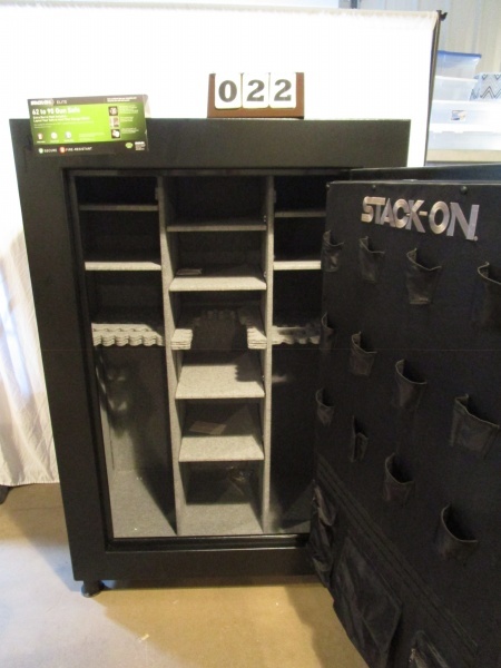 lot 22 image: Stack-On Elite 90 Gun Safe