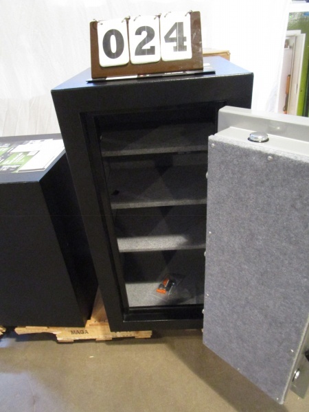 lot 24 image: Stack-On Executive Personal Safe
