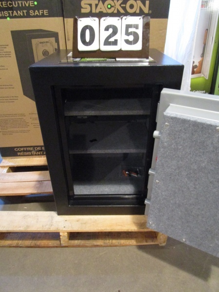 lot 25 image: Stack-On Elite Executive Personal Safe