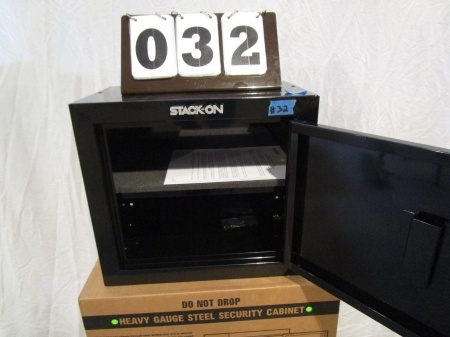 lot 32 image: Stack-On Compact PistolAmmo Cabinet