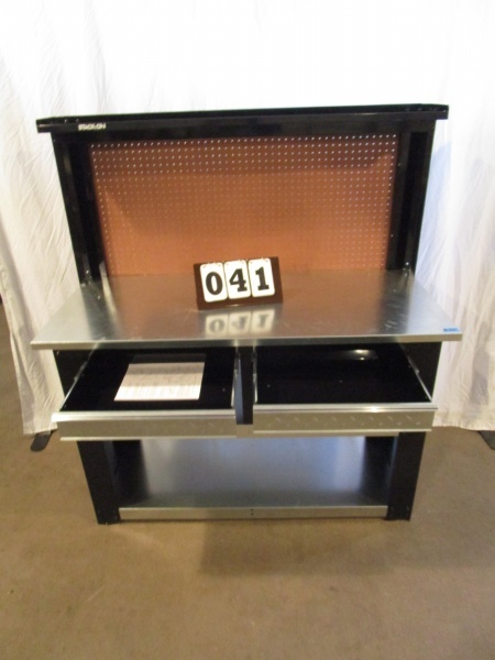lot 41 image: Stack-On Reloding Bench
