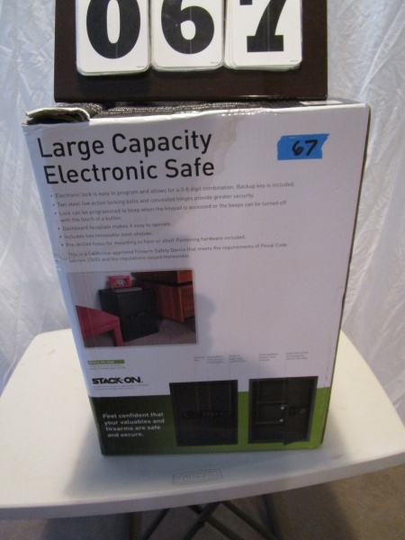 lot 67 image: Stack-On Super Sized Personal Safe