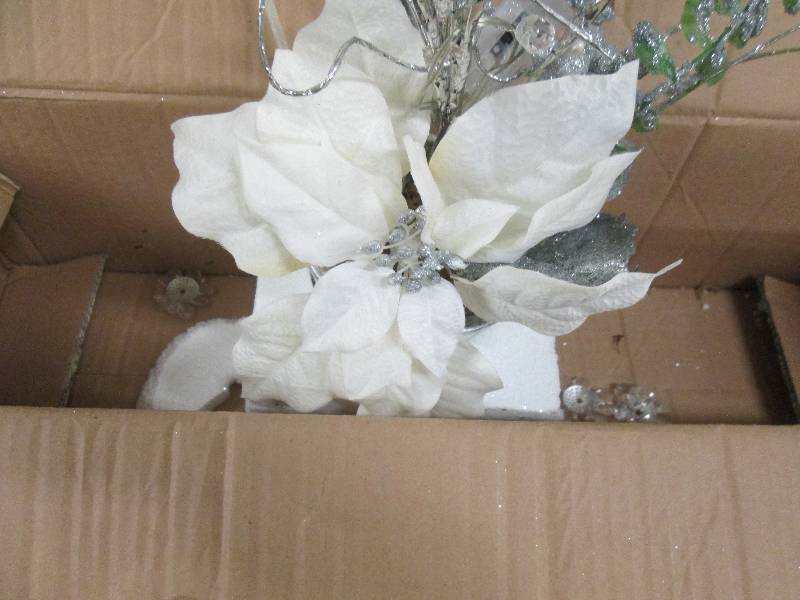 lot 7 image: Lit Poinsettia open box, untested ,...