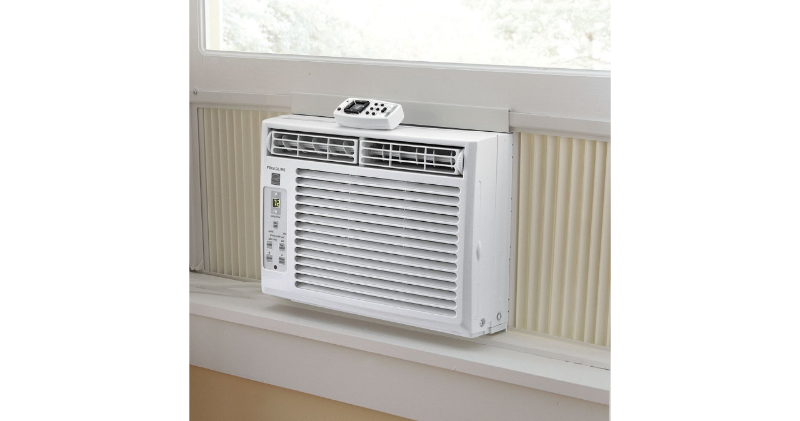 lot 32 image: Mini 5 000 BTU Window Air Condition...