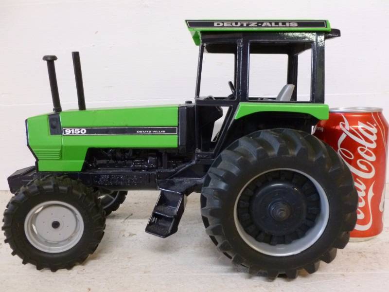 lot 10 image: Ertl Tractor