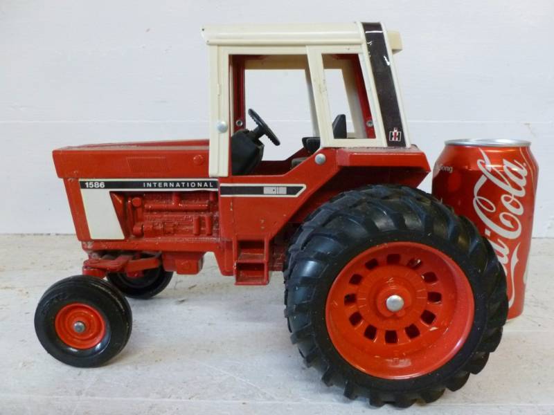 lot 12 image: Ertl Tractor