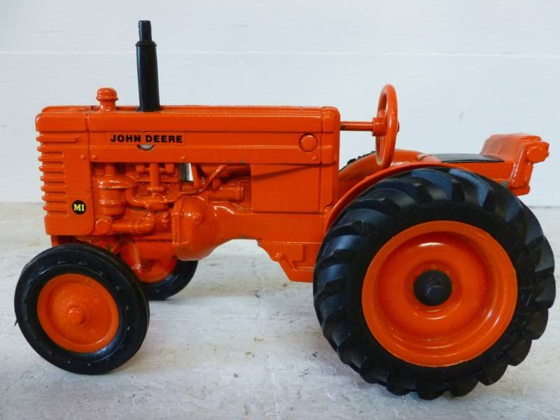 lot 13 image: Ertl - John Deere Tractor