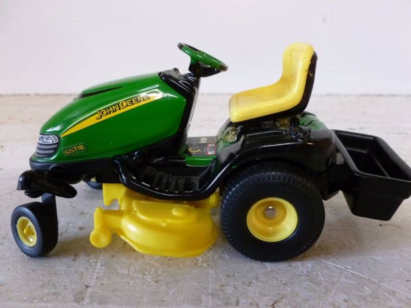 lot 14 image: Ertl - John Deere Tractor