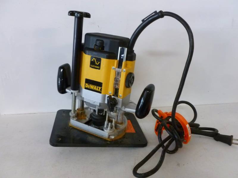 lot 31 image: DeWalt Router