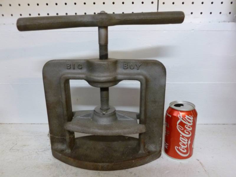 lot 32 image: Vintage Vise Press