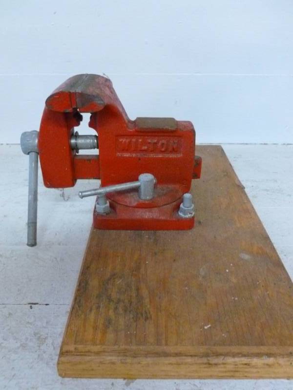 lot 39 image: Bench Vise