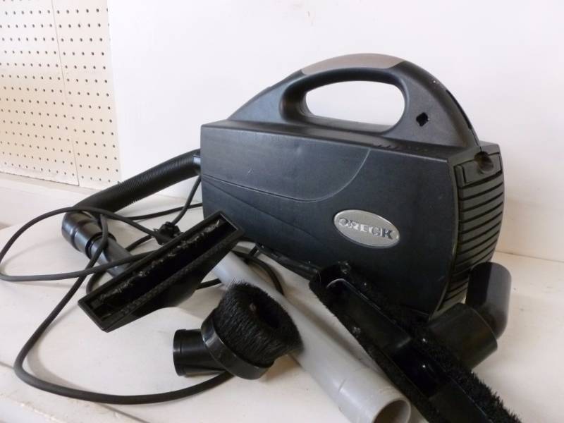 lot 40 image: Oreck XL Vacuum