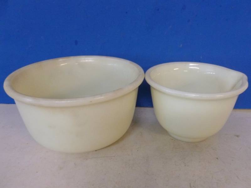 lot 100 image: Vintage Custerd Glass