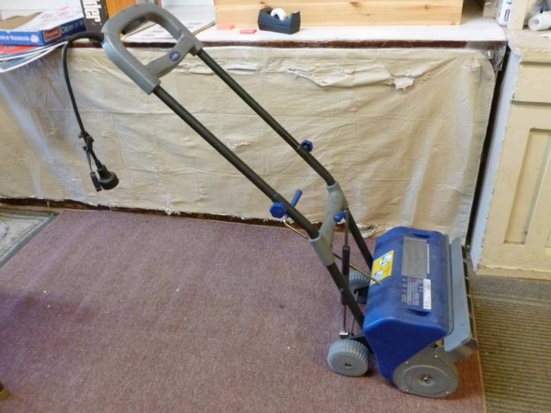 lot 102 image: Snow Thrower