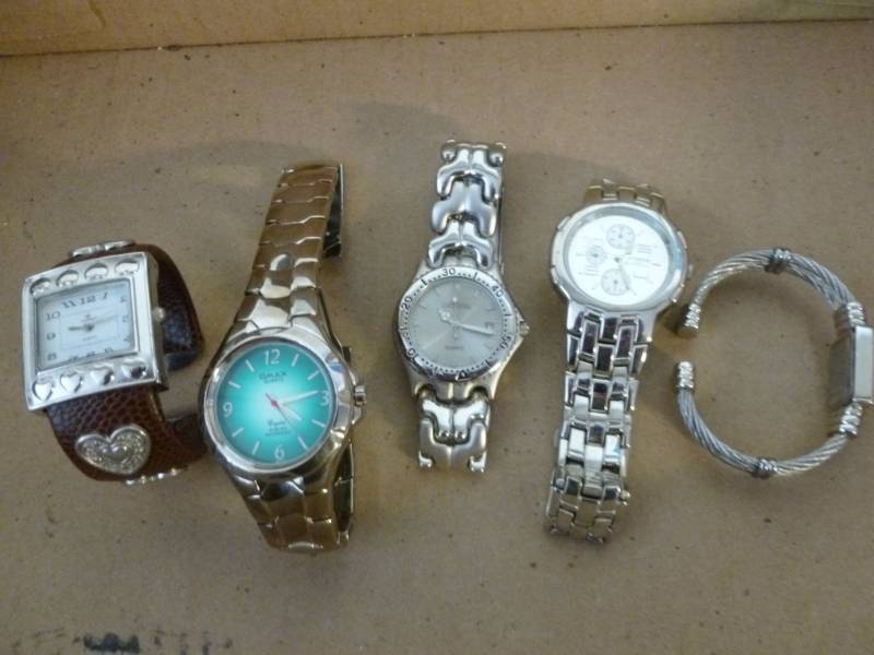 lot 137 image: Watches