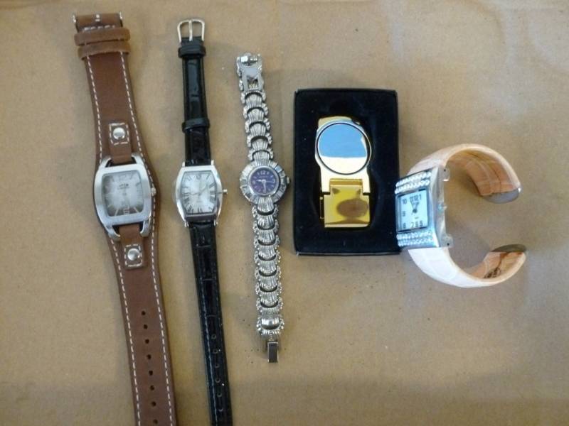 lot 140 image: Watches
