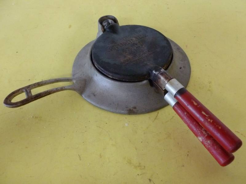 lot 189 image: Vintage Krumkake Iron