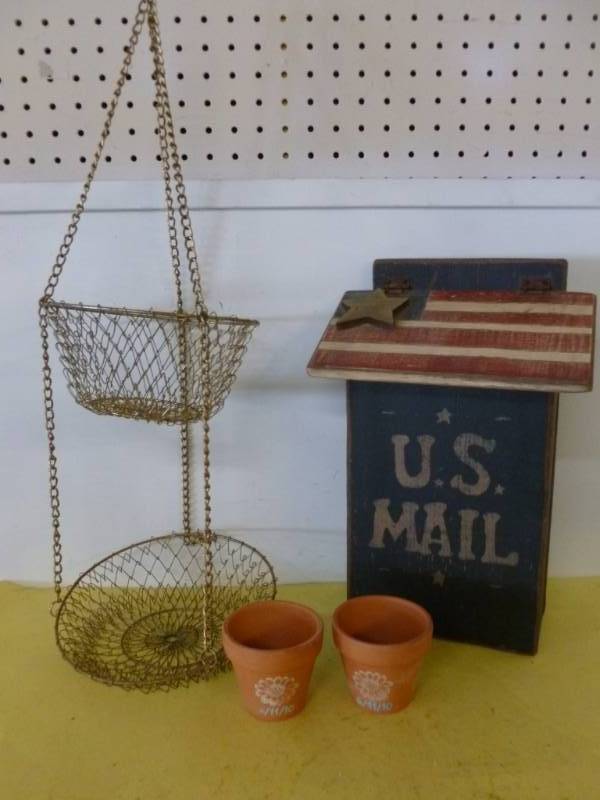lot 195 image: Decorative