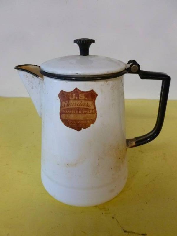 lot 199 image: Vintage Enamelware