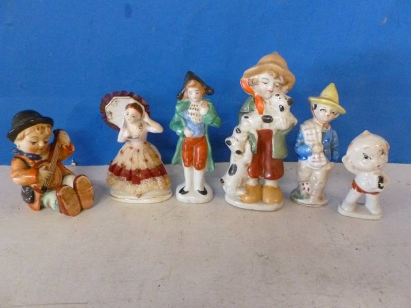 lot 208 image: Vintage Porcelain Figurines