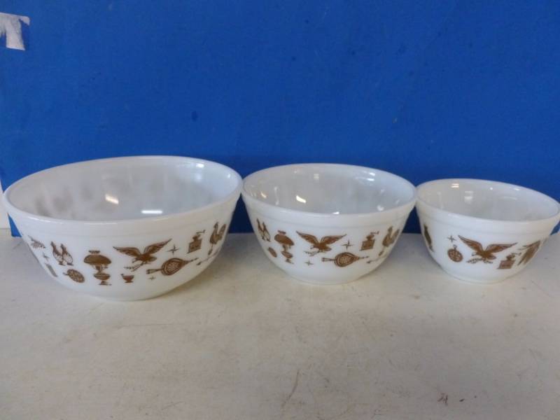 lot 219 image: Vintage Pyrex Bowl Set