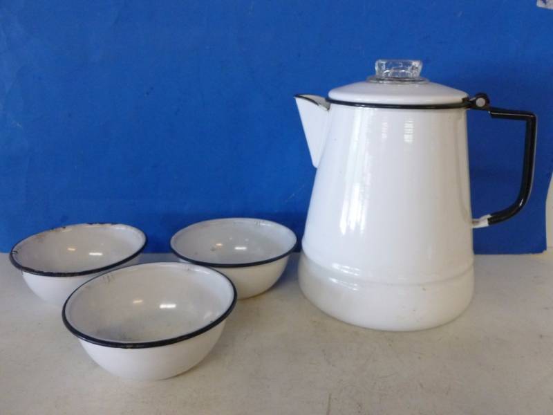 lot 226 image: Vintage Enamelware