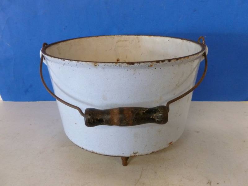 lot 227 image: Vintage Cast Iron Pot