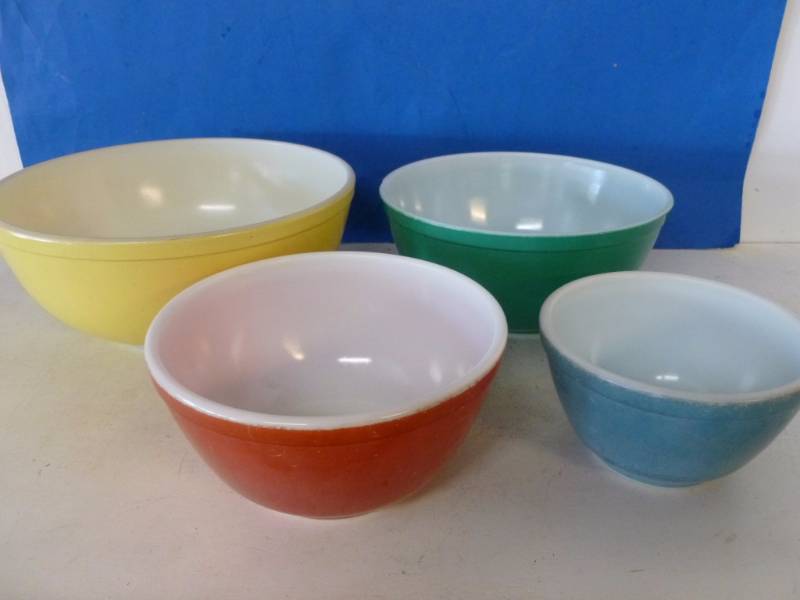 lot 229 image: Vintage Pyrex Bowl Set