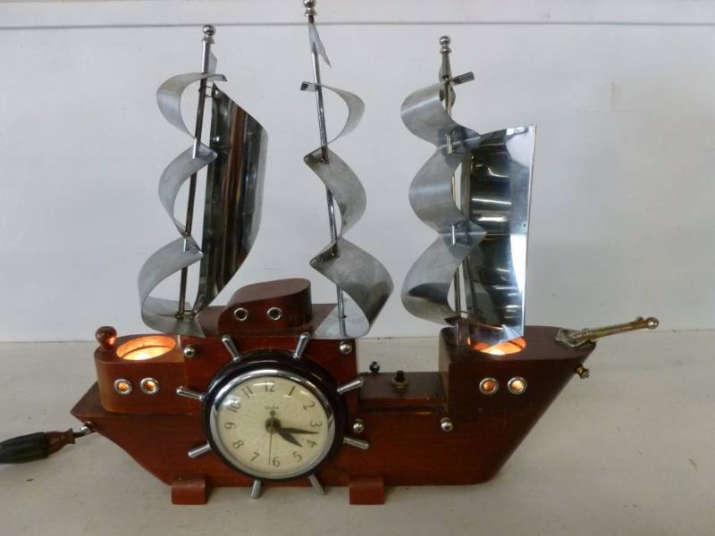 lot 251 image: Vintage Clock
