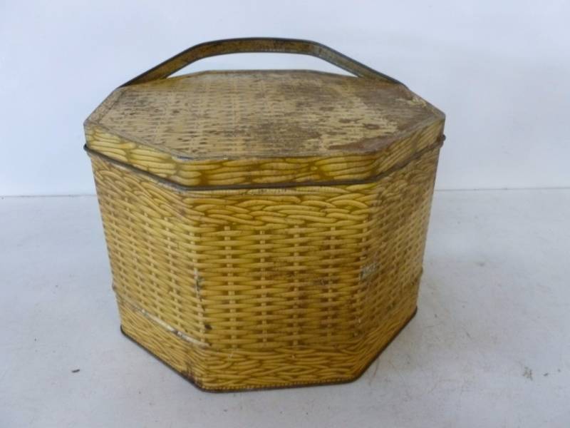 lot 253 image: Vintage Metal Container