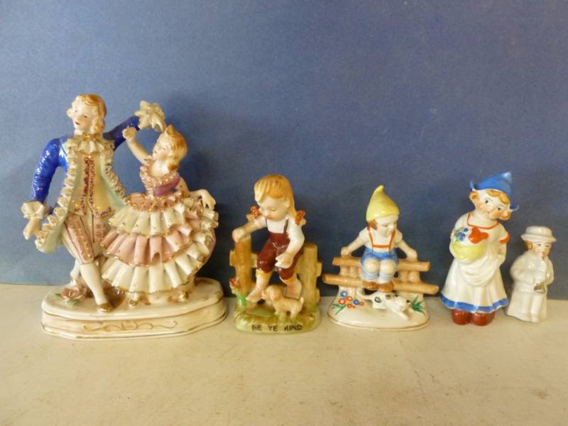 lot 290 image: Vintage Porcelain Figurines