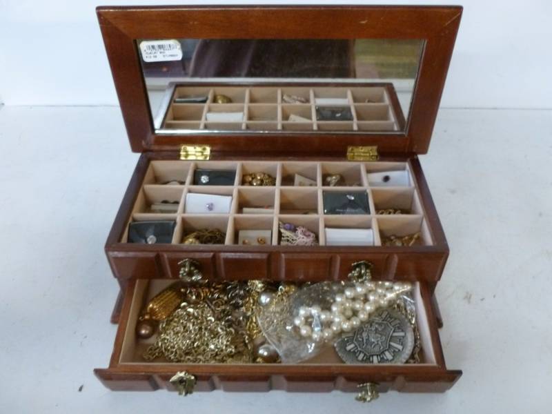 lot 294 image: Jewelry
